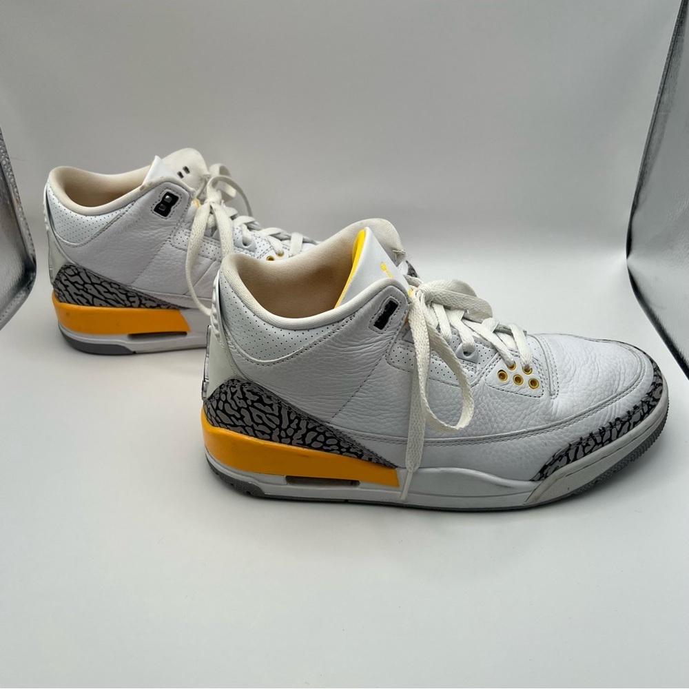 Air Jordan 3 Sneaker - Picture 4 of 9